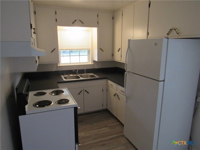 Building Photo - 402 Hill St Rental
