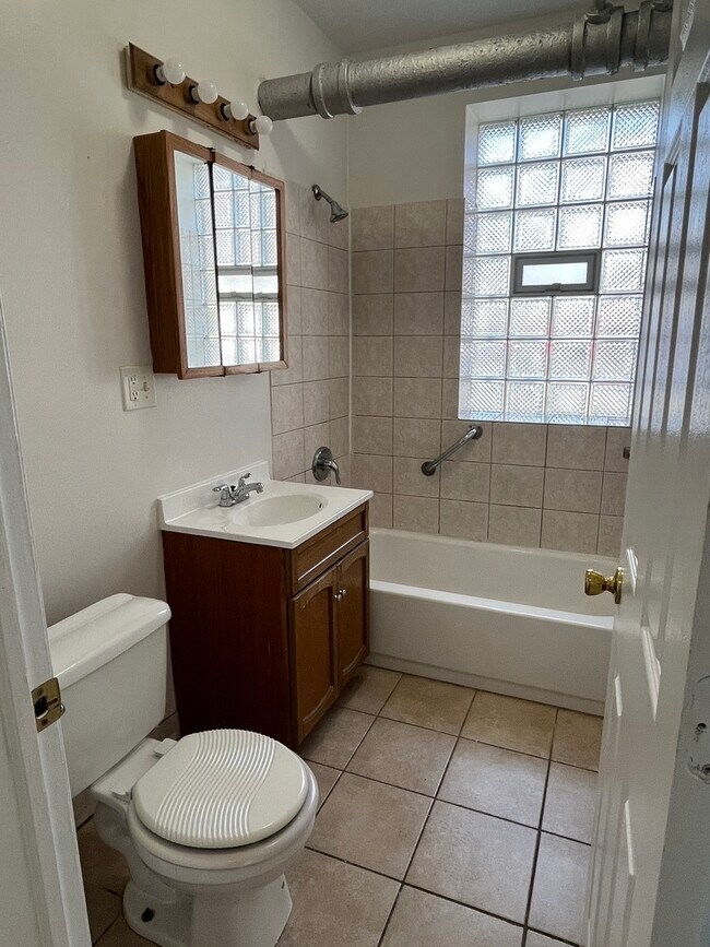 Photo - 4300 W Shakespeare Ave