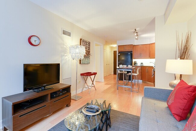 Photo - 348 Wellington St W Unité ID1034873P