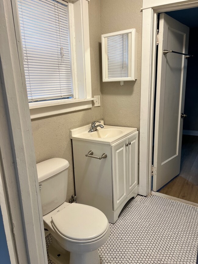 Photo - 912-914 E 39th St