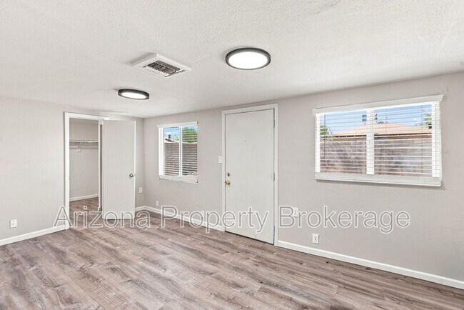 3302 W Solano Dr S