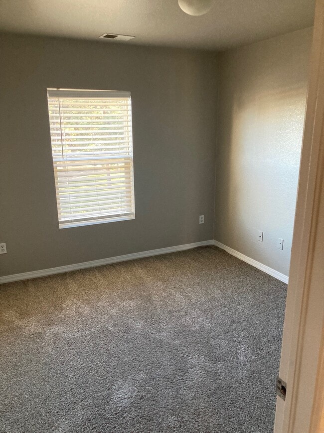 Photo - 18 Columbine Ave