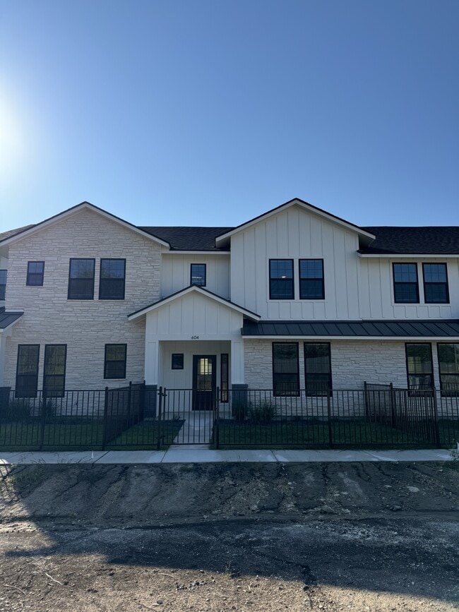 Building Photo - 5811 S 31st St