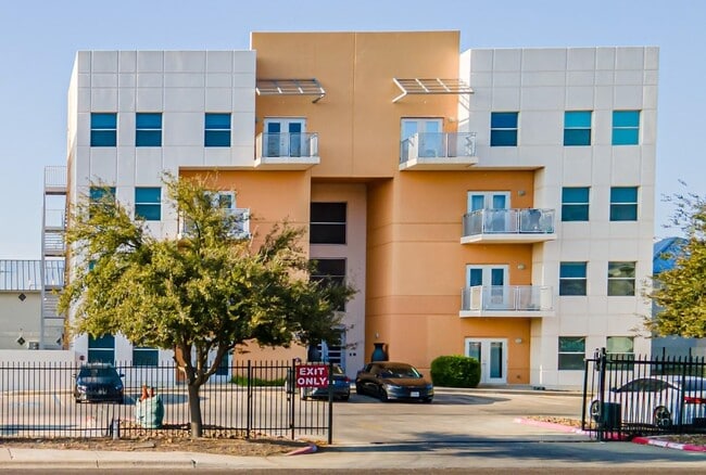 Building Photo - 502 Shiloh Dr Unit 403 E