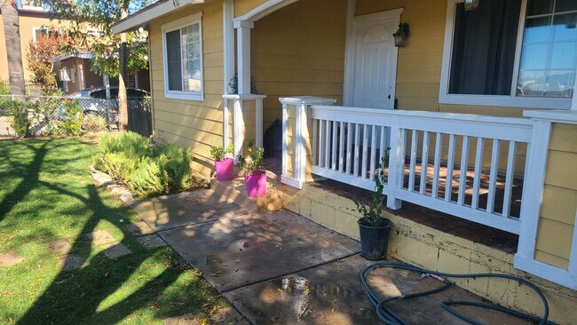 Building Photo - **2 Bdrms 1 Bath Detached Duplex in Hemet, CA**