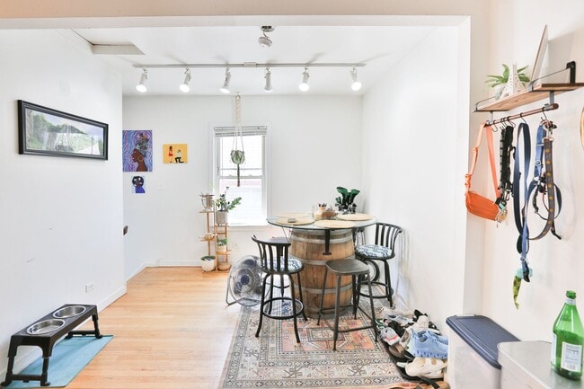 Photo - Wicker Park Big 3 Bedroom 2 Bath Private Coach House. Decks and Outdoor Space. Unit Coach