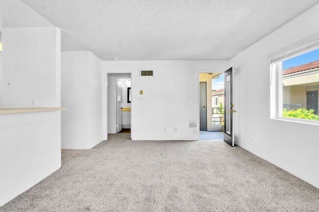 Photo - Beautiful one bedroom/one bath in the Verano community at UTC! Close to so much! Unidad 2610