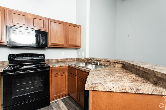 1BR, 1BA - 700 SF