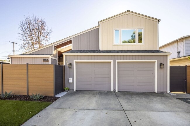 Building Photo - Beautifully Appointed 5 Bed, 4 Bath Executive Home