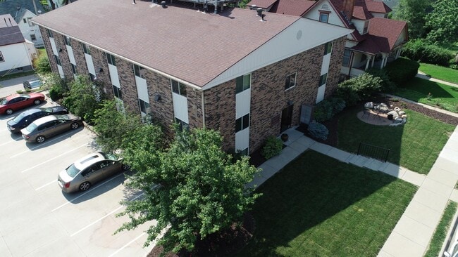 Hanscom Court Apartments - 1301 S 31st St Unit 8