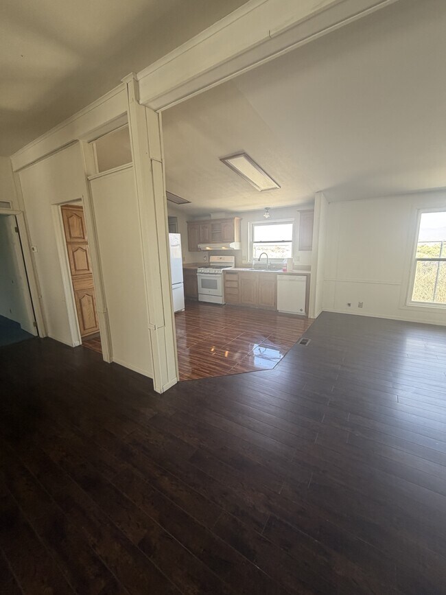 Photo - 690 Maple Ct