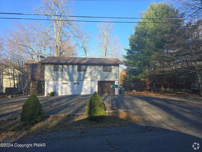 Building Photo - This charming 3-bedroom, 2-bath raised ranch Rental