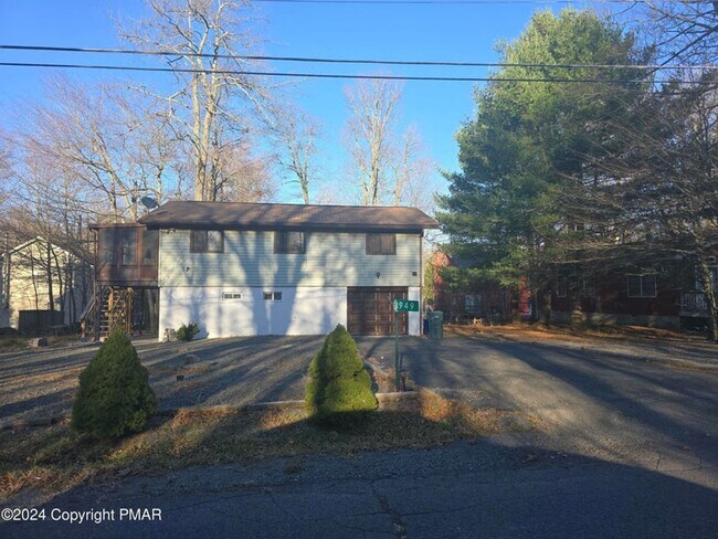 This charming 3-bedroom, 2-bath raised ranch - This charming 3-bedroom, 2-bath raised ranch Casa