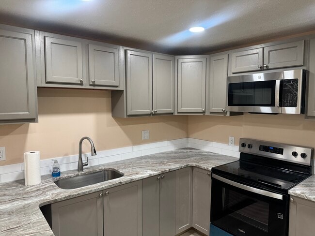 Kitchen - 356 Franklin Ave Unit B8