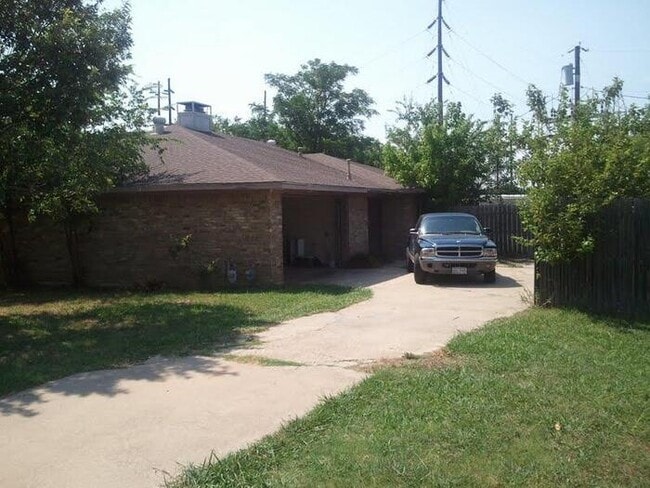 Building Photo - Pet Friendly 3 Bed, 2 Bath Brick Duplex : ... Rental