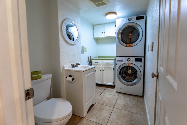 Medio baño con lavadora y secadora dentro de la unidad. - 3720 Iris Ave