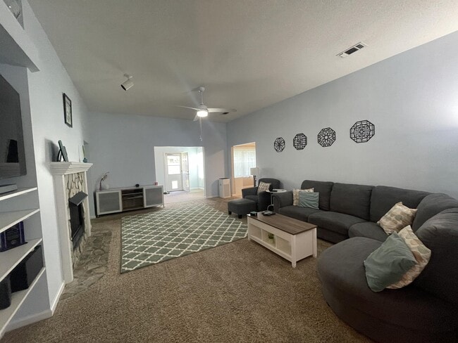 Photo - 1902 Mistral Ln W