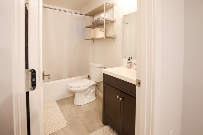 Bath - 2618 SE 51st Ave Unit B