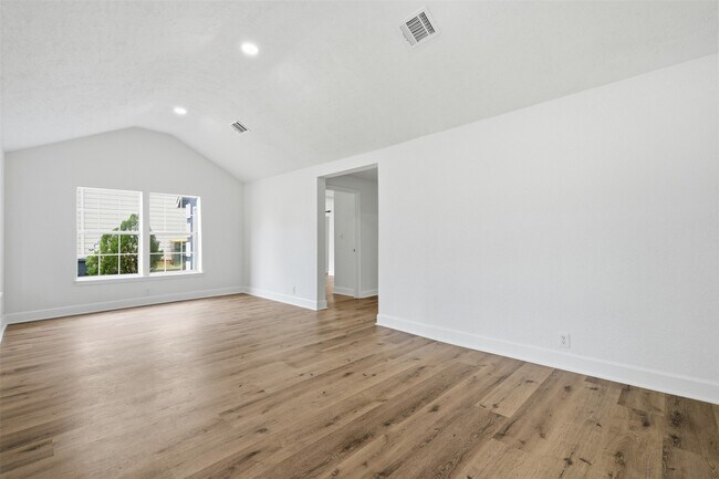 Photo - 915 W Lewis St