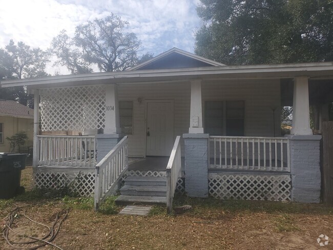 Building Photo - Single family house on quiet street 2 bedr...