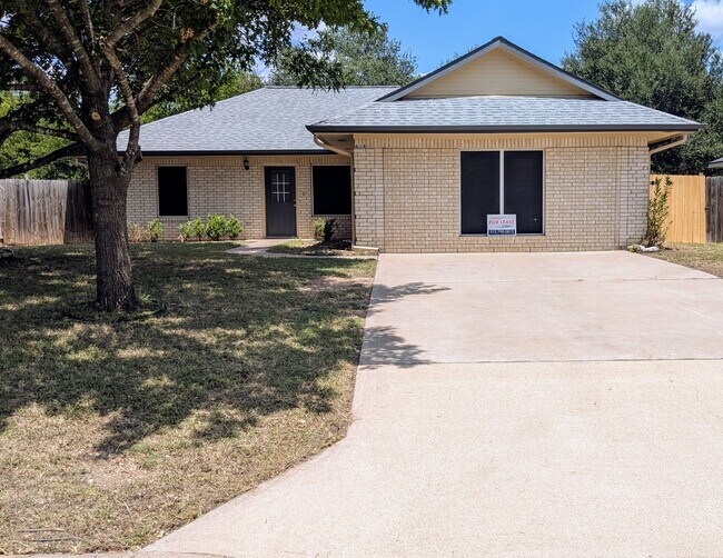 Building Photo - 614 Bent Wood Dr Rental