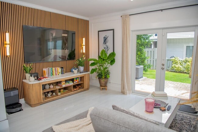Building Photo - Northeast 15th Avenue, Fort Lauderdale, FL 33305 - 2 BR 1.5 BA townhouse