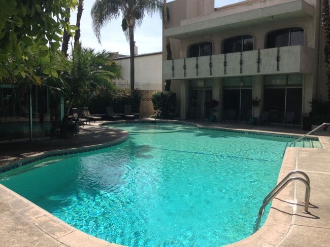 Building Photo - COMPLETELY UPDATED AND REMODELED ENCINO SP... Rental