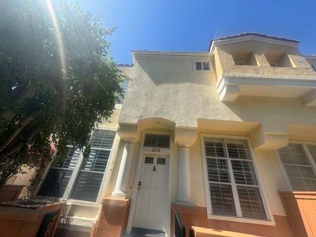 Building Photo - 3 Bedroom 2.5 bath Townhome Anaheim Hills Beauty!