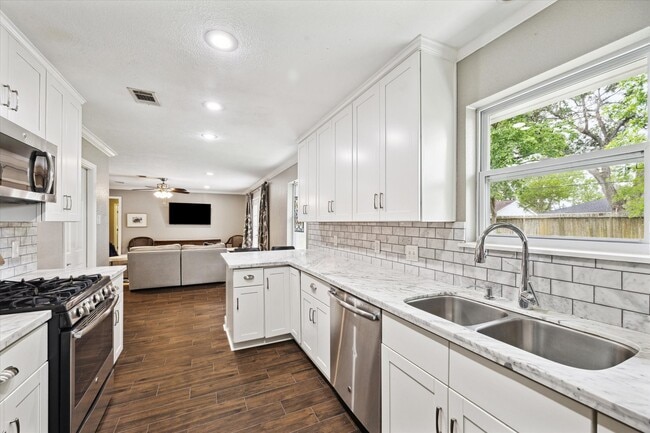 Photo - 5807 Duxbury St