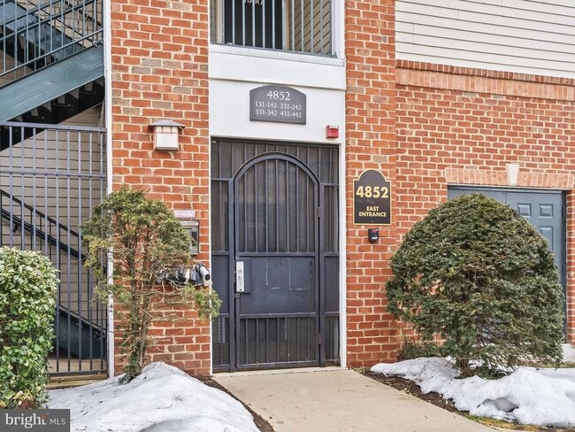 Building Photo - 4852 Eisenhower Ave Unit 136