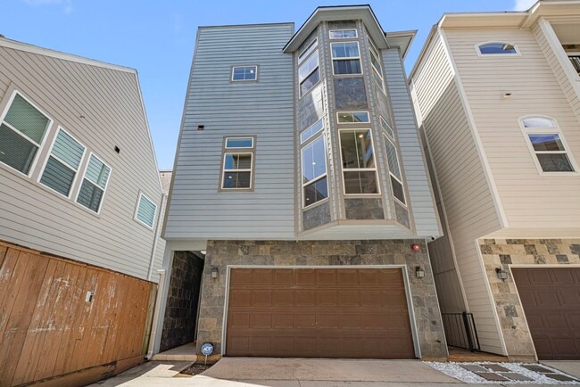 Building Photo - 2022 Sabine St