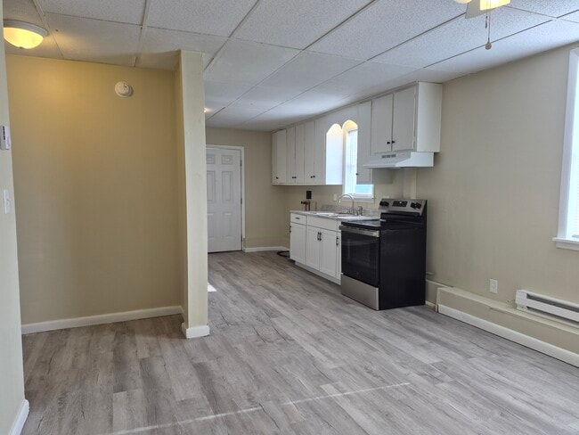 Living Rm to Kitchen - 287 Mountain View Rd Unit 2