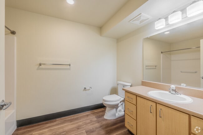 2BR, 1BA - 807SF - Bathroom