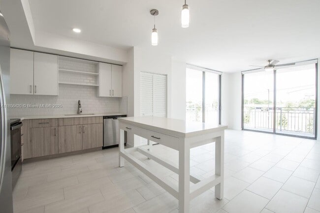 Building Photo - 3645 NW 36th St Unit 515 Rental