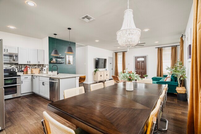 Photo - 419 N Hackberry St