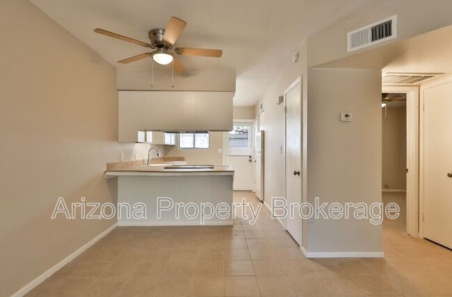 Building Photo - 2323 S College Ave Unit Apt. 2