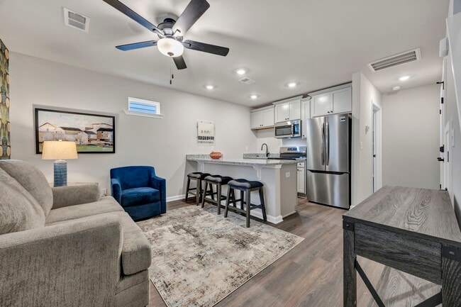 1211 Pickens St