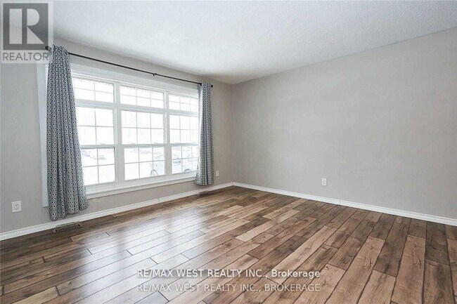 Photo - 323 Centre St