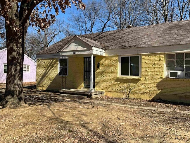 844 Leon Pl