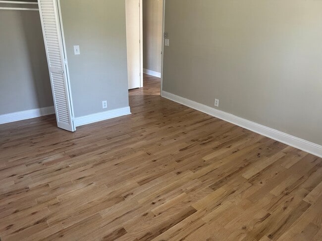 Photo - 403 E Northfield Blvd