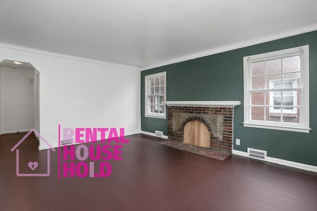 Building Photo - ~ 3 BEDROOM 1 BATH BUNGALOW FREE PRE-SCREEN Rental