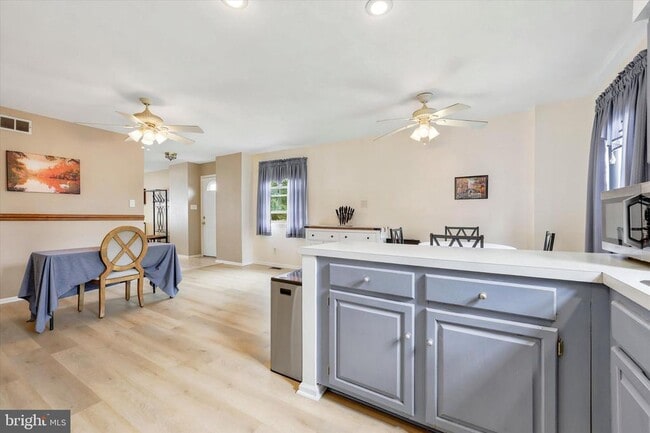 Photo - 704 Keely St