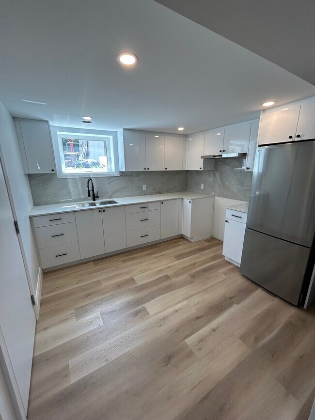 Building Photo - 1100 Richard Av Unit 3