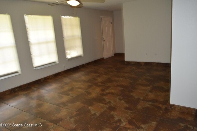 Photo - 326 Decordre Rd SE