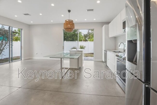 Photo - 2066 Roselawn St