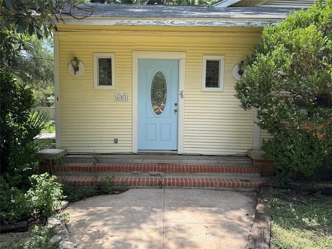 Building Photo - 601 W San Antonio St
