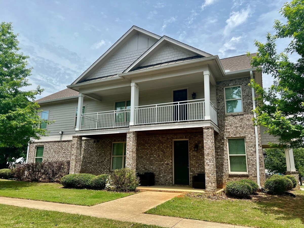 Photo - Spacious 3 Bedroom 3.5 Bath Available Fall...