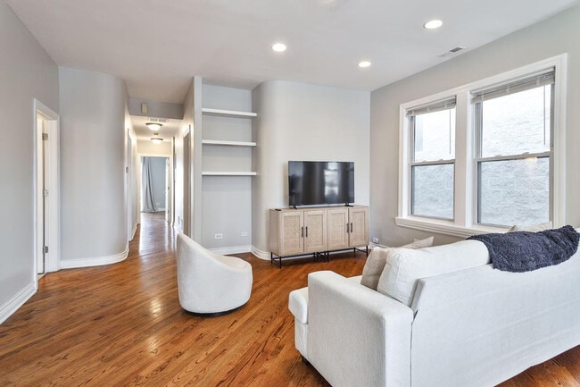 Photo - 2214 W Barry Ave Unit ID1359762P