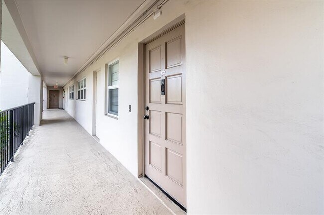 Photo - 2950 N Palm Aire Dr Unidad 306