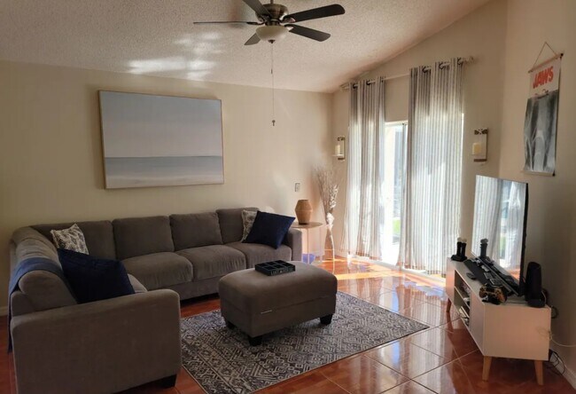Photo - 913 Lake Berkley Dr